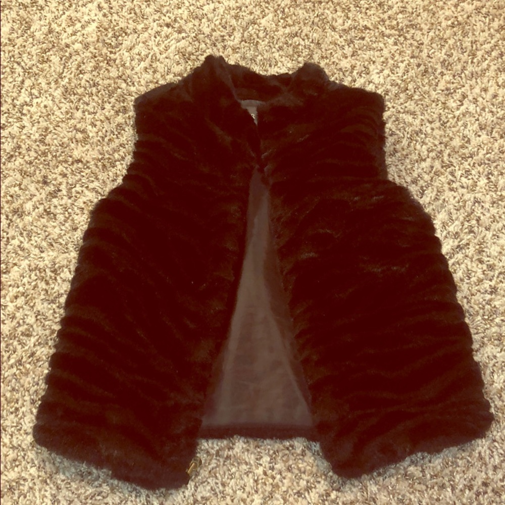 Fur black sleeveless jacket